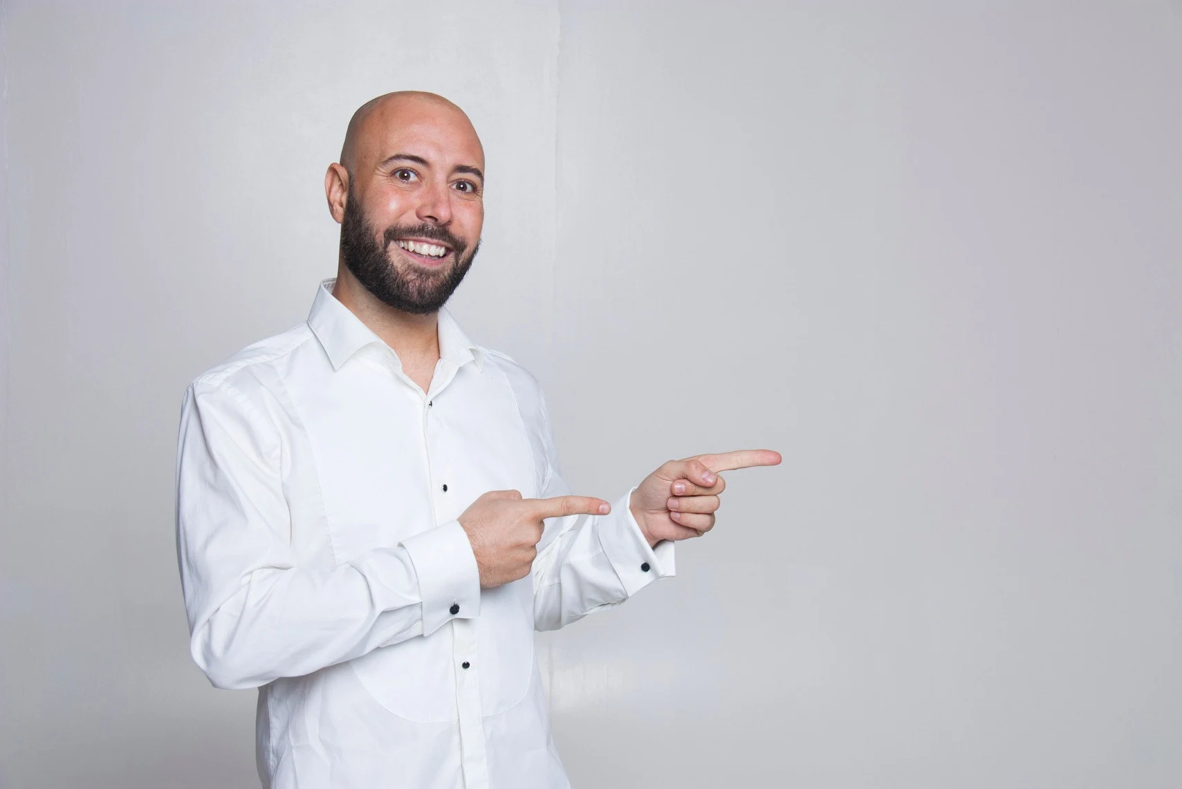 Andreu Casanova sonriendo y señalando hacia el equipo